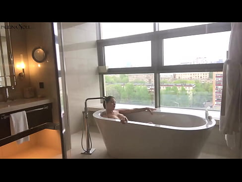 ❤️ Enorme babe die hartstochtelijk haar poesje aftrekt in de badkamer ️❌ Super sex at us