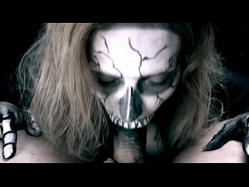 ❤️ Demon girl zuigt pik met haar zwarte mond en slikt sperma. ️❌ Super sex at us