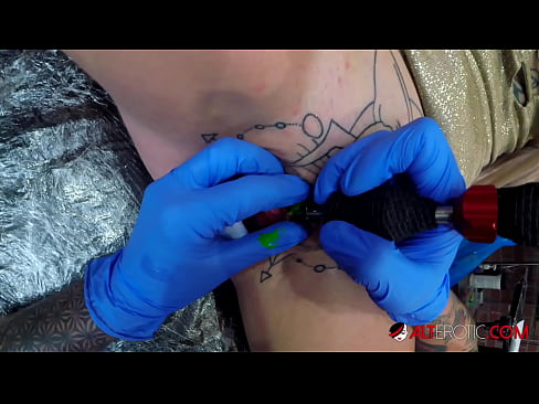 ❤️ Extreem getatoeëerde hottie Sully Savage kreeg een tatoeage op haar clitoris ️❌ Super sex at us