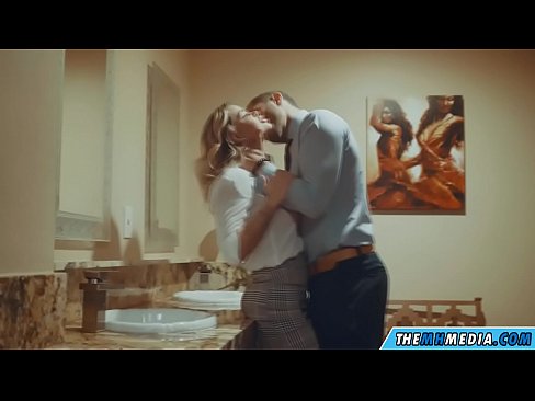 ❤️ Wanneer een rondborstige blondine je verleidt in een openbaar toilet ️❌ Super sex at us